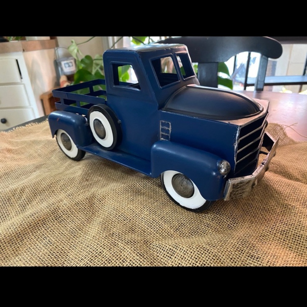 Metal truck / farmhouse/ vintage